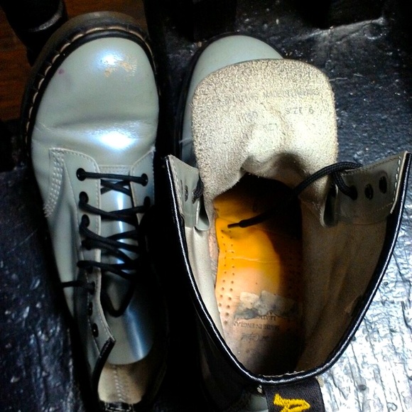 Dr. Martens Pearlescent Irridescent Grey silver womens 8 eyelet boots mens 6 - Picture 6 of 9